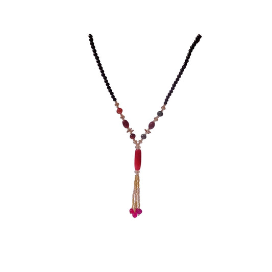 Collier avec perles et pendentif rouge